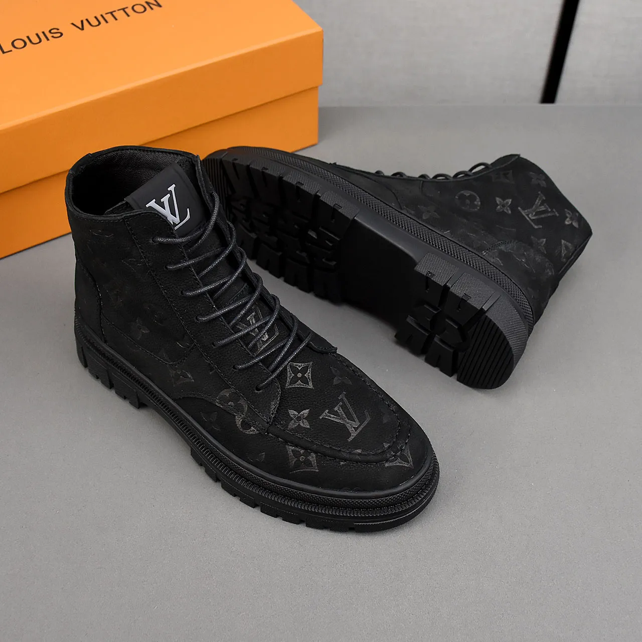 PP leather 240 gross 260👟👟👟LOUIS VUITTON LV donkey brand new thick-soled lace-up big-toe shoes men's casual shoes high-top short boots. These boots are made of waterproof nubuck to create a lightweight and comfortable shoe body. The trendy attitude of being both strong and soft makes it an everyday choice. ✔Upper: imported nubuck leather ✔Lining: sheepskin or wool ✔Outsole: molded outsole Size: 38-44